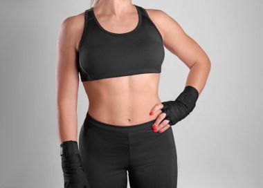 Işık arka plan üzerinde kadın boksör