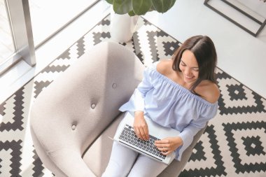 Dizüstü bilgisayarı olan genç kadın