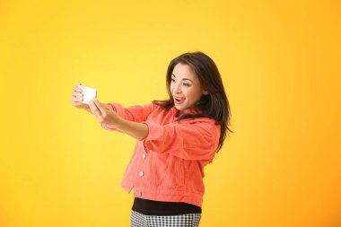 Kadın selfie çekiyor. 