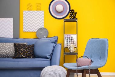 Rahat kanepe ve sandalye ile modern iç