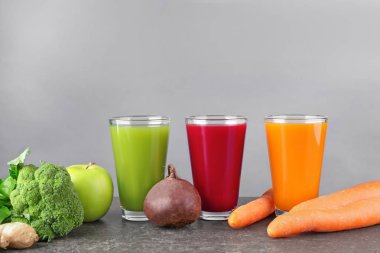 Çeşitli taze meyve suları 