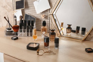 Kozmetik masaya ayarla