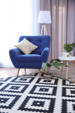 Modern oturma odası iç şık koltuk ve halı ile