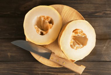 Ahşap tahta üzerinde olgunlaşmış kavun