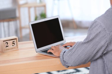 Genç adam dizüstü bilgisayar kullanıyor 