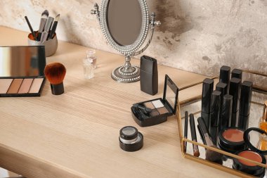 Kozmetik masaya ayarla