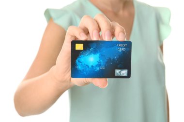 Kredi kartı tutan kadının el 