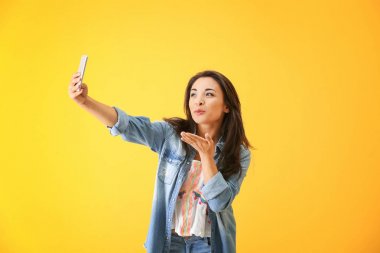 Kadın selfie çekiyor. 