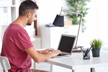 Ofiste çalışan erkek programcı