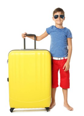 Beyaz arka plan üzerinde büyük bavul ile şirin küçük çocuk