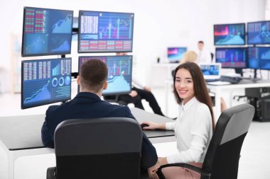 Ofiste çalışan hisse senedi yatırımcılarına