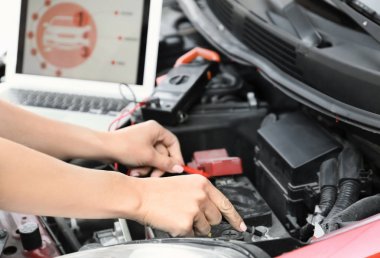 Dizüstü bilgisayar ile genç kadın makinist 