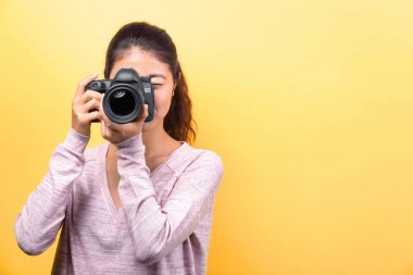 Güzel genç fotoğrafçı renk arka plan üzerinde