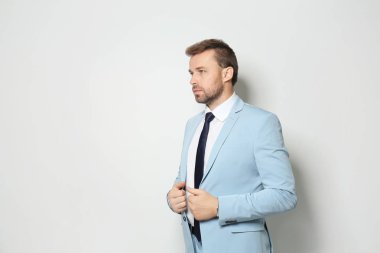 Takım elbiseli çekici adam