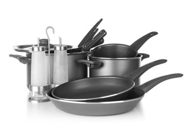 Mutfak aletleri beyaz arka plan üzerinde farklı