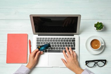 laptop ve kredi kartı kullanan kadın