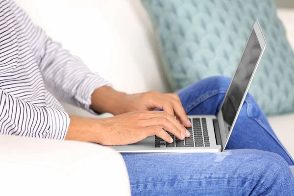 Genç adam dizüstü bilgisayar kullanıyor — Stok fotoğraf