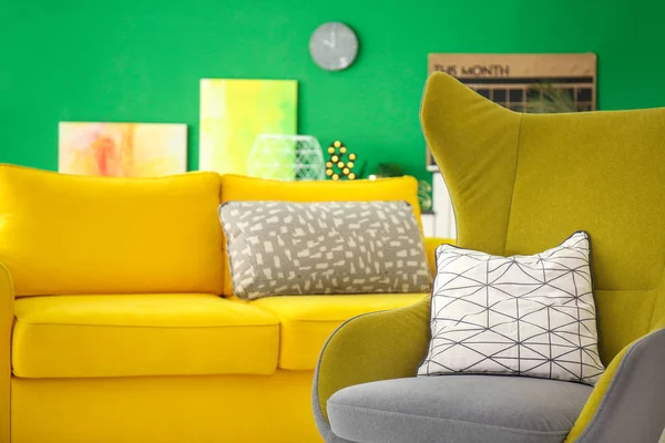 Interior moderno com poltrona confortável e sofá — Fotografia de Stock