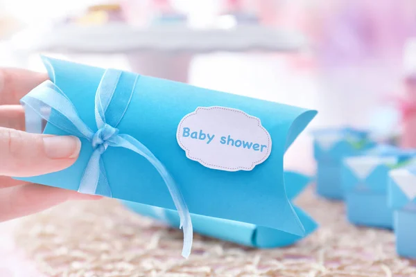 Kobieta trzyma box z baby shower przysług — Zdjęcie stockowe