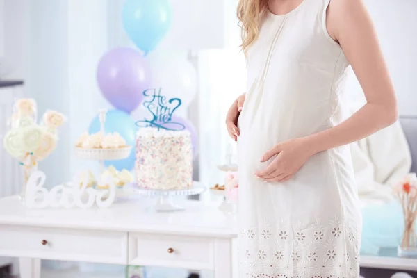 Gravid kvinna på baby shower part — Stockfoto
