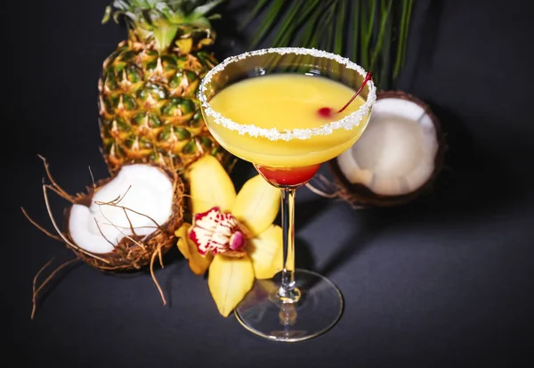 Glas mit leckeren exotischen Cocktails — Stockfoto