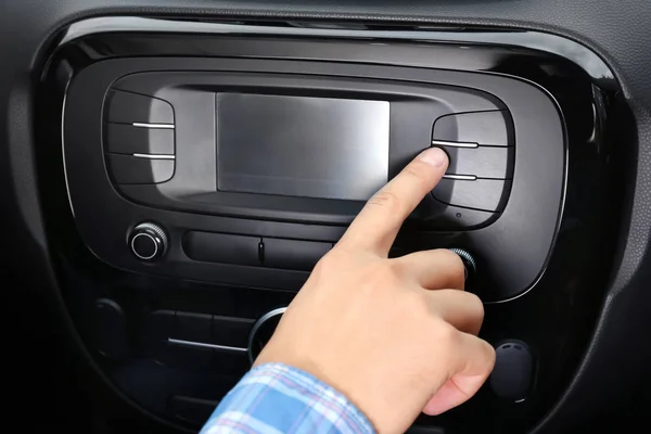 Man die tuning van radio in de auto — Stockfoto