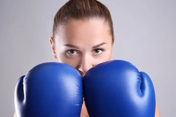 Hermosa boxeadora femenina — Foto de Stock