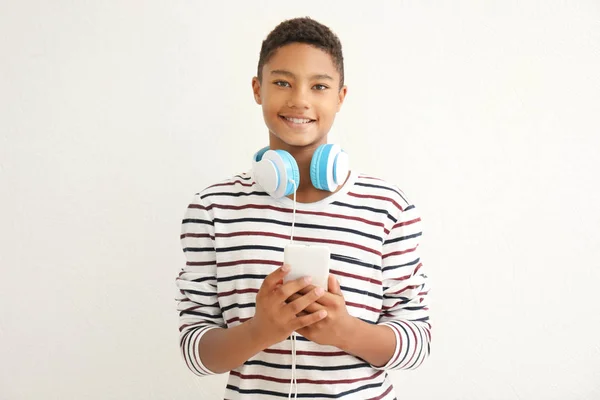 African-American teenager wearing headphones — Stock Photo, Image