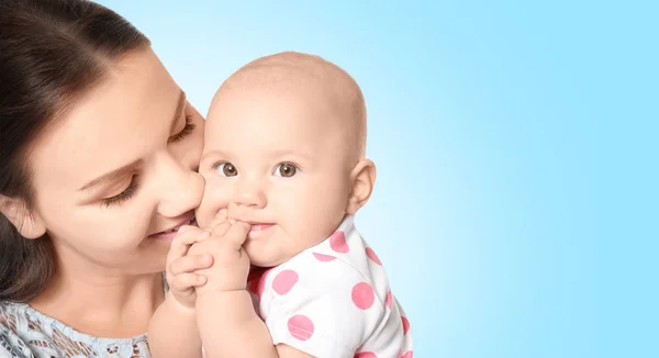 Jovem feliz com bebê bonito — Fotografia de Stock