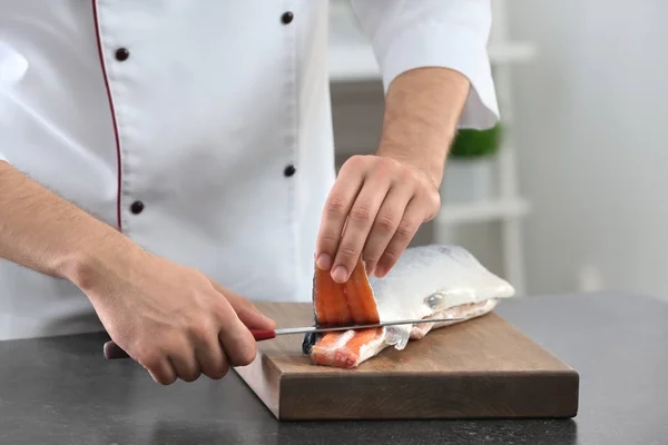 Chef che taglia salmone fresco — Foto Stock