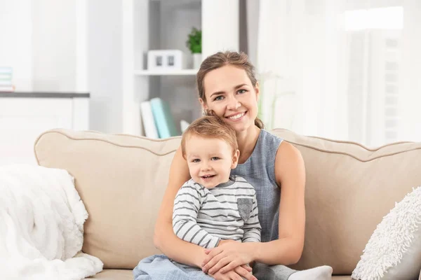 Madre con bebé niño — Foto de Stock