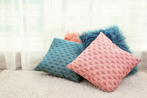 Travesseiros coloridos no chão dentro de casa — Fotografia de Stock