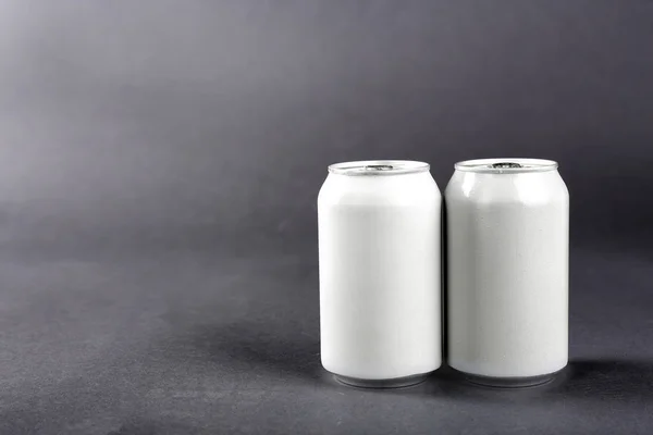 Lattine di latta su sfondo grigio — Foto Stock