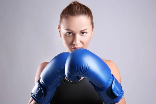 Hermosa boxeadora femenina — Foto de Stock
