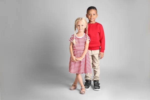 Lindos niños de moda sobre fondo gris —  Fotos de Stock