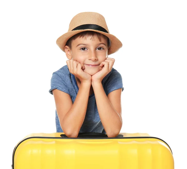 Lindo niño pequeño con gran maleta sobre fondo blanco — Foto de Stock