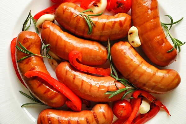 Grillade korvar serveras med vitlök och peppar — Stockfoto
