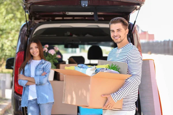 Pareja poniendo pertenencias en el maletero —  Fotos de Stock