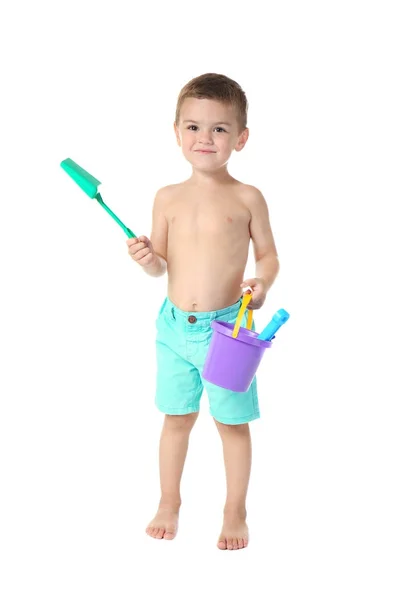 Mignon petit garçon avec des jouets de plage sur fond blanc — Photo