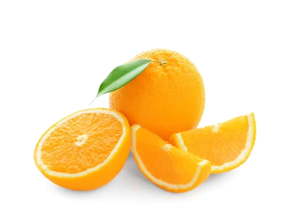 Яскравий свіжий апельсин зі скибочками на білому тлі — стокове фото