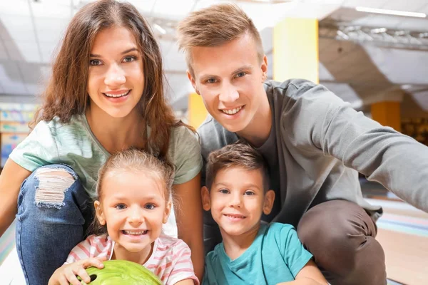 Familia tomando selfie en el club de bolos — Foto de Stock