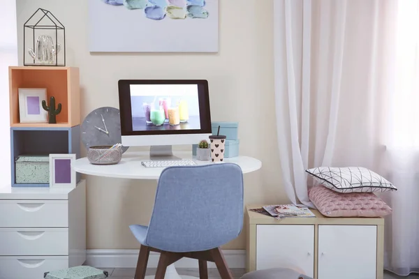 Bel intérieur de la chambre moderne avec un lieu de travail confortable — Photo