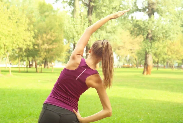 Mujer joven haciendo ejercicios en el parque — Foto de Stock
