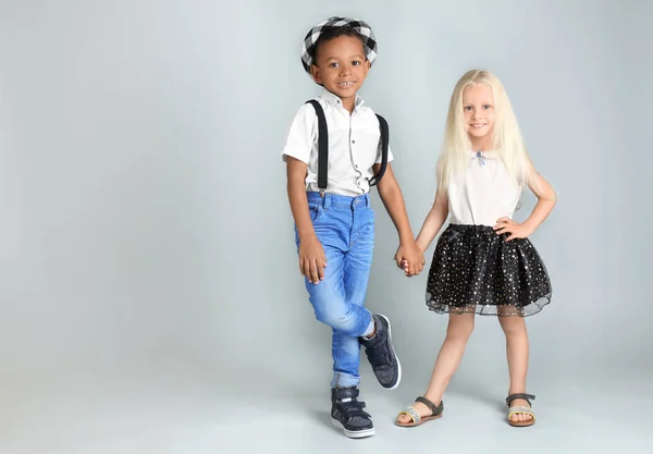 Lindos niños de moda sobre fondo gris —  Fotos de Stock