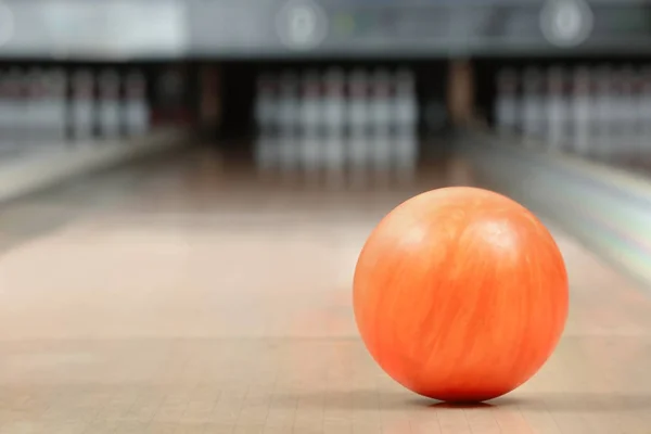Bola no chão no clube de bowling — Fotografia de Stock
