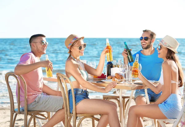 Giovani che fanno festa sulla spiaggia — Foto Stock