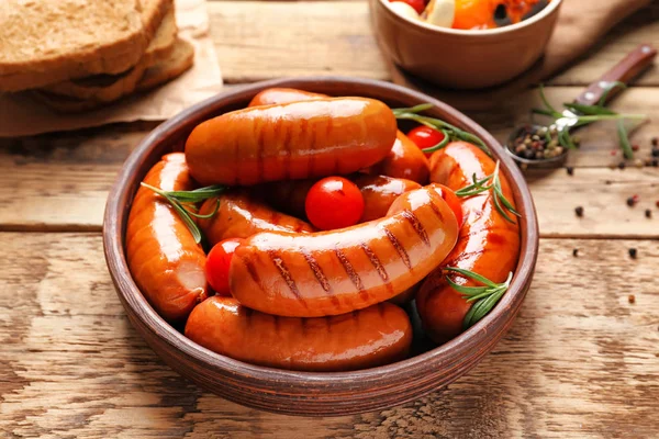 Gegrilde worstjes geserveerd met tomaten op plaat — Stockfoto