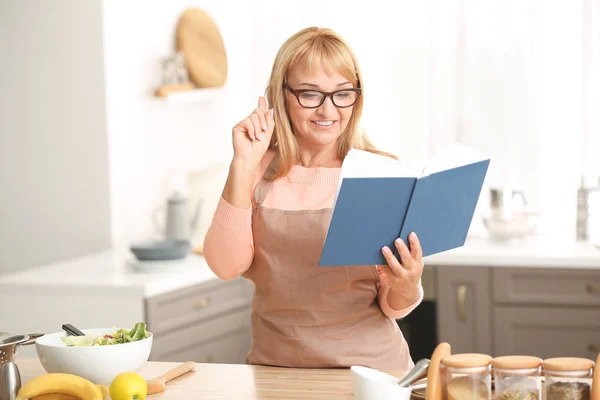 Woman cooking in kitchen — Stock Photo, Image