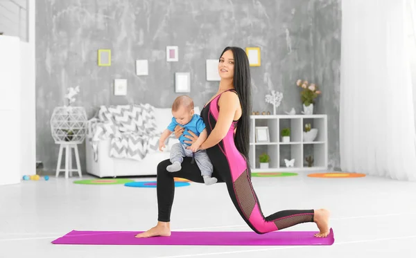 Mãe fazendo exercícios — Fotografia de Stock