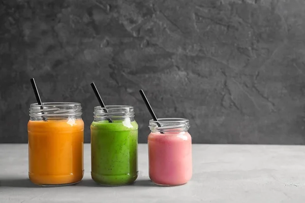 Potten met lekker smoothie — Stockfoto